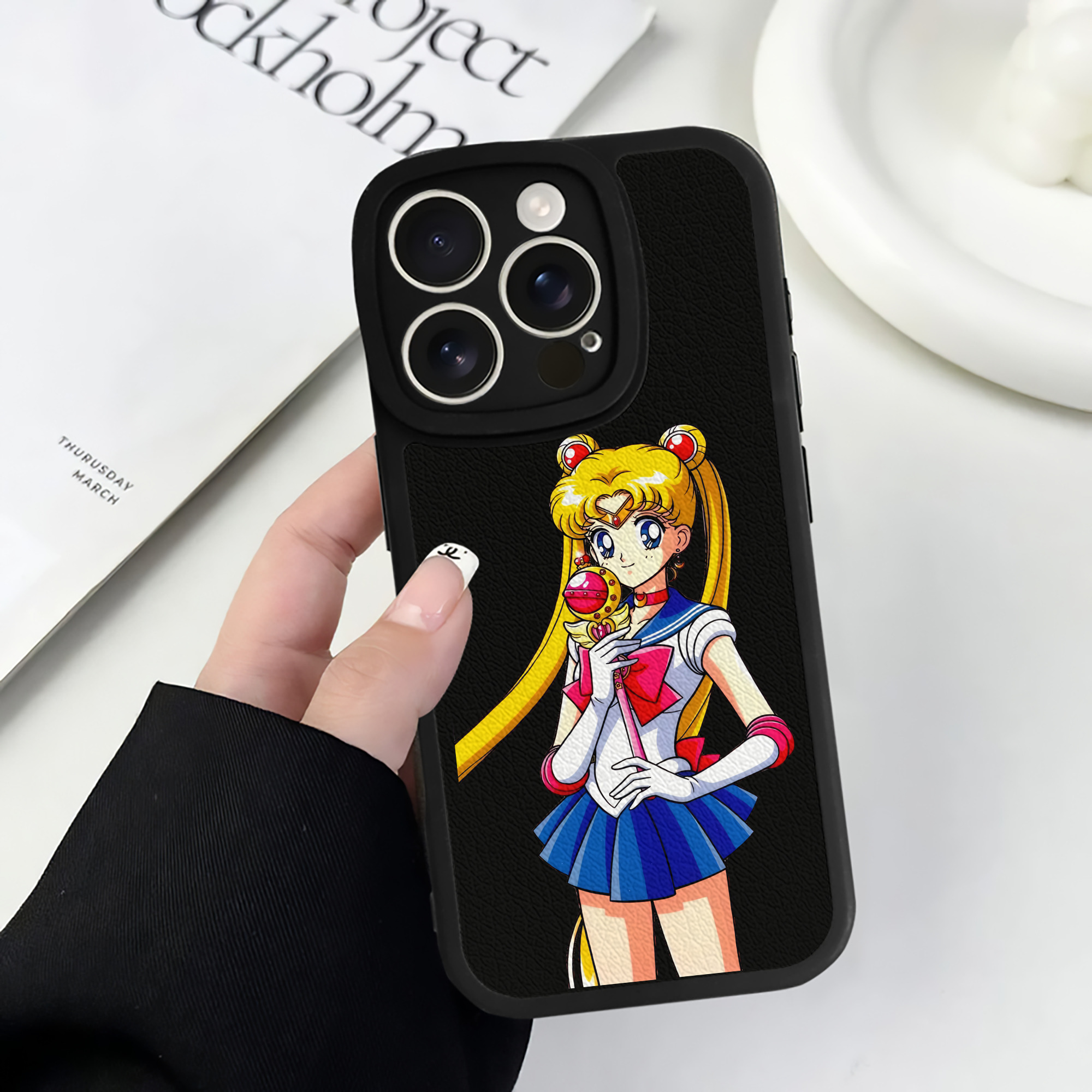 （画像用） 美少女戦士セーラームーン 月野 うさぎ つきの うさぎ Sailor Moon Tsukino Usagi 【iPhone 16シリーズ対応】シリコンスマホケース（レザー調） 材質：シリコン